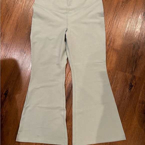 High Waisted Flare Leggings for Women. Old navy powerchill. Light green size XLP - Picture 4 of 4